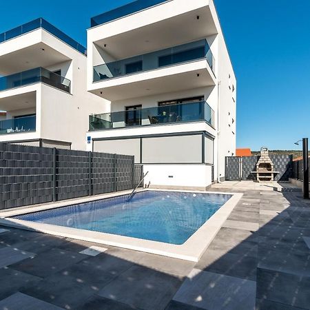 Poolside 2 Bedroom Ap. Mare Трогир Екстериор снимка