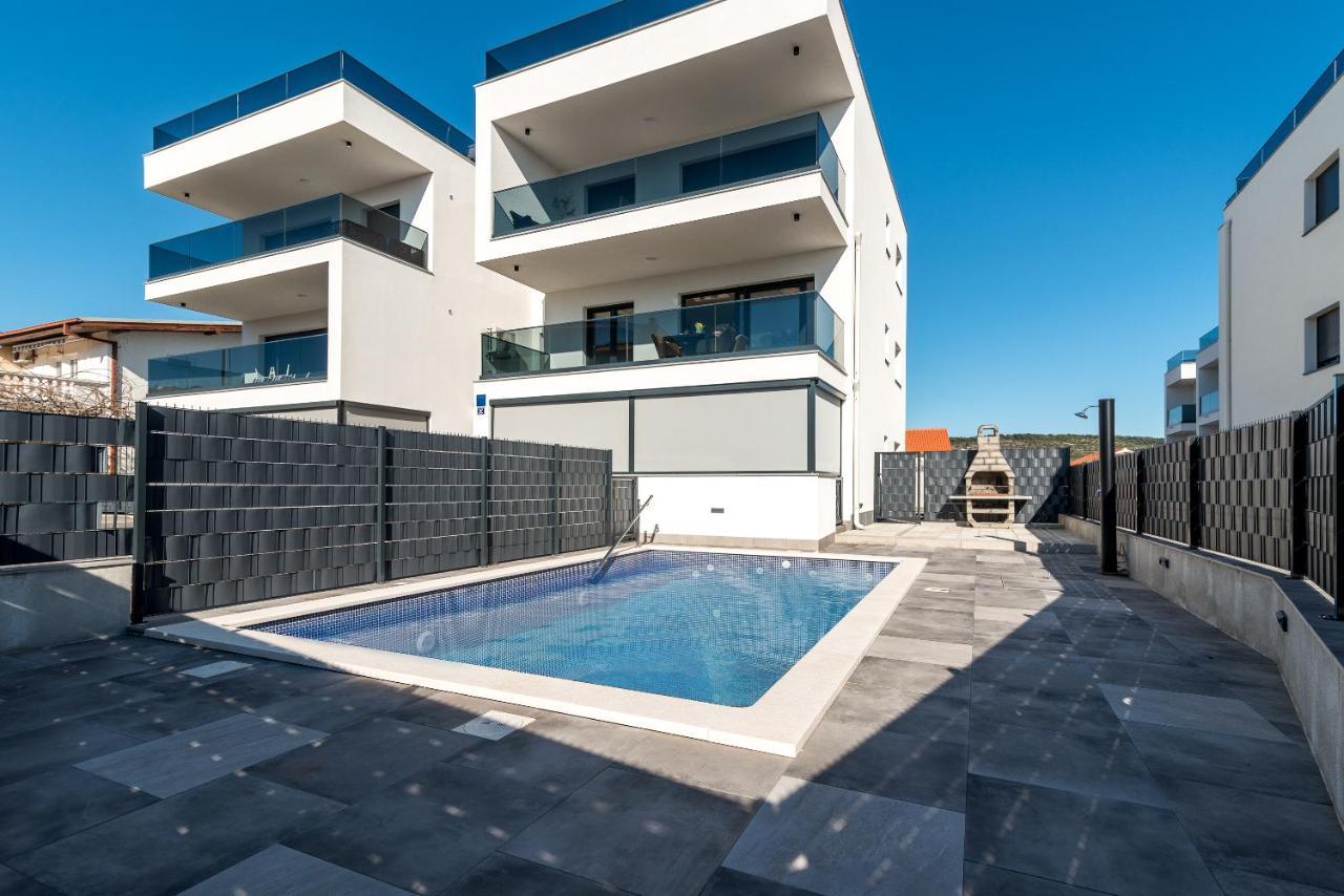 Poolside 2 Bedroom Ap. Mare Трогир Екстериор снимка