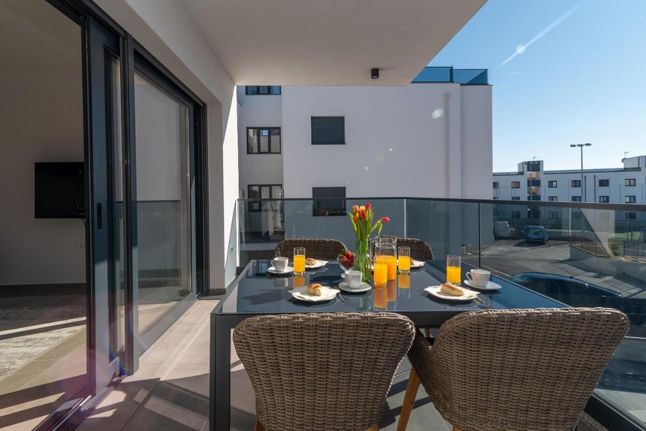 Poolside 2 Bedroom Ap. Mare Трогир Екстериор снимка