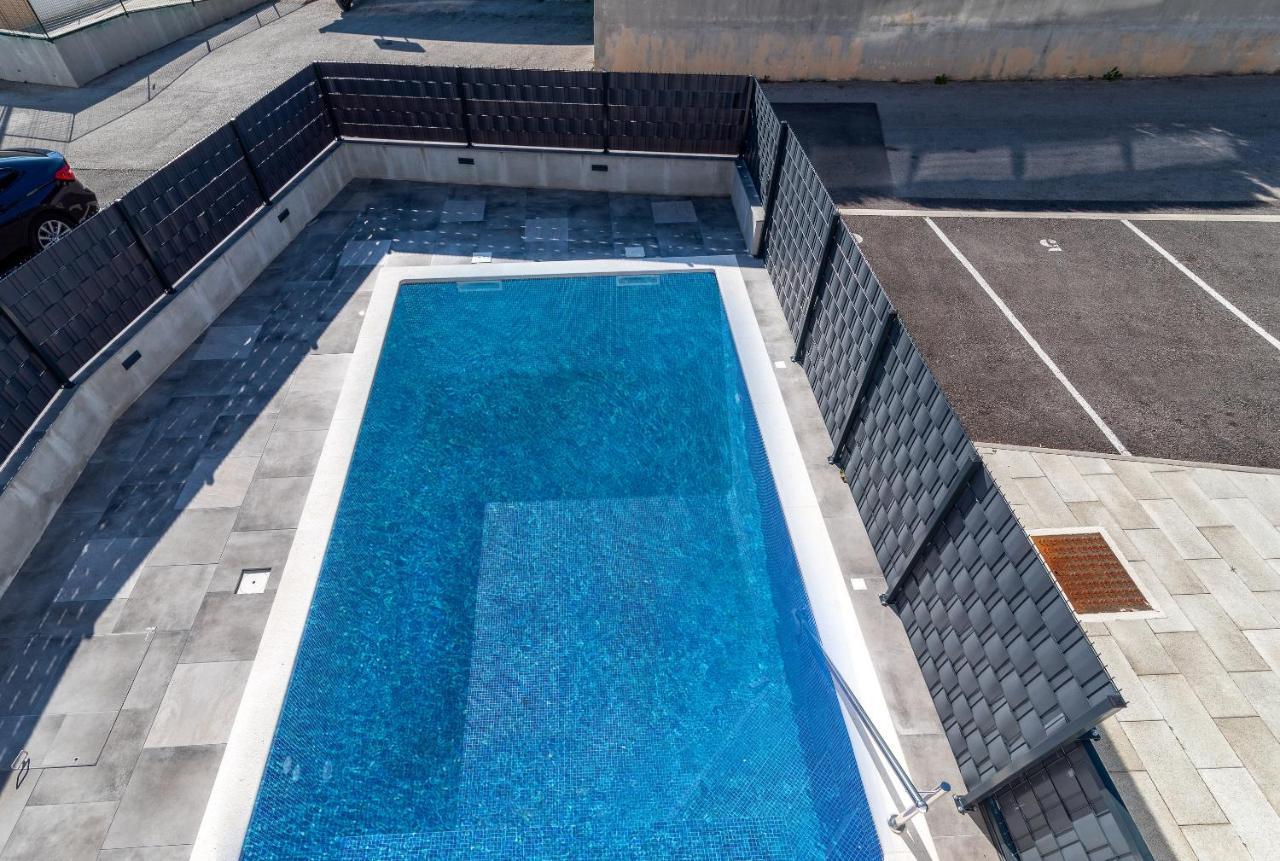 Poolside 2 Bedroom Ap. Mare Трогир Екстериор снимка