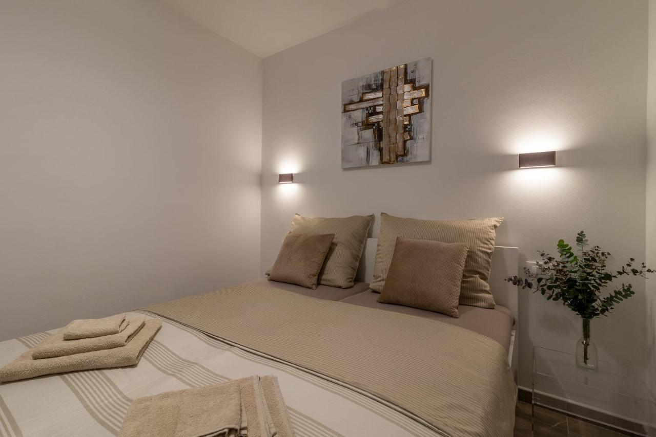 Poolside 2 Bedroom Ap. Mare Трогир Екстериор снимка