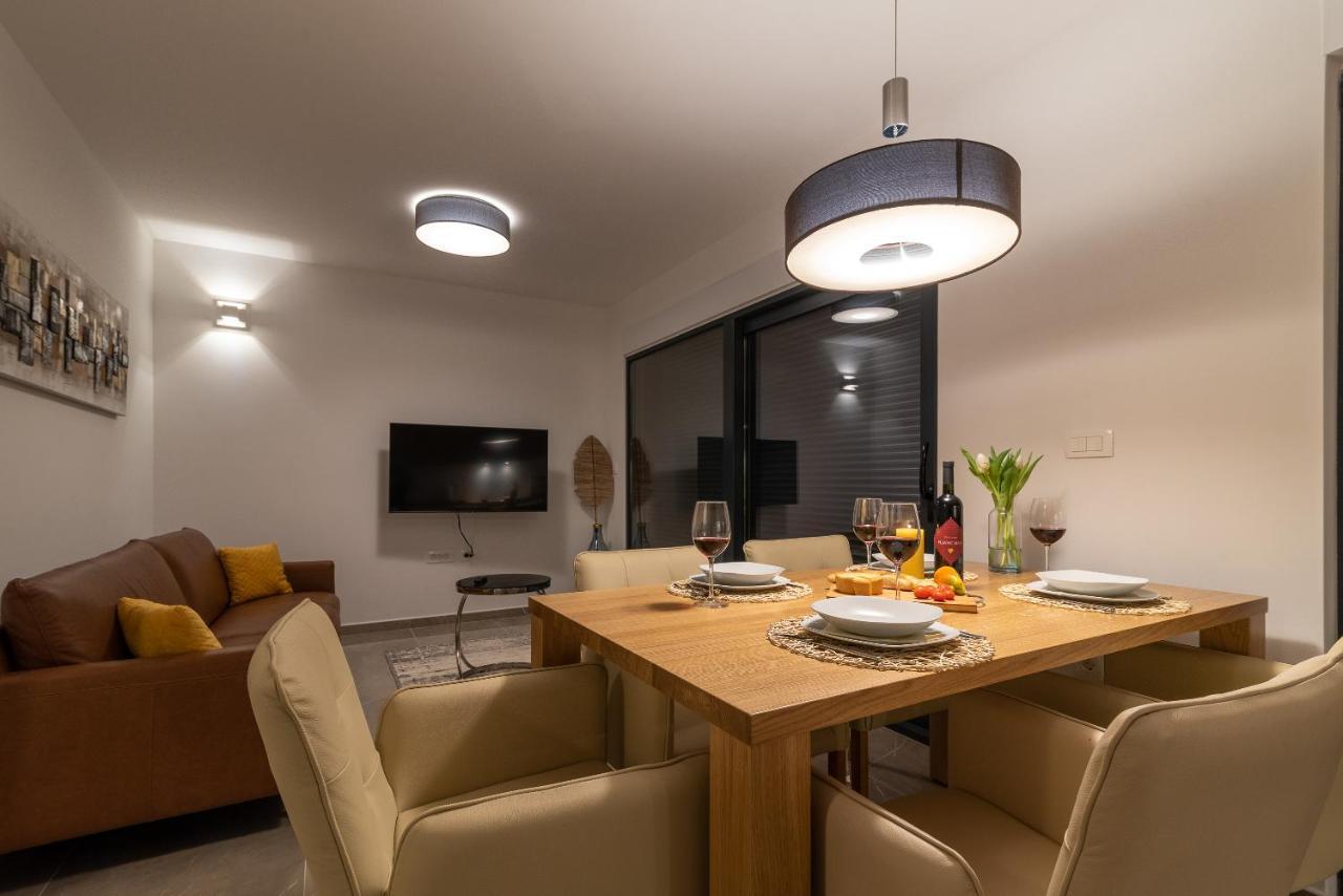 Poolside 2 Bedroom Ap. Mare Трогир Екстериор снимка