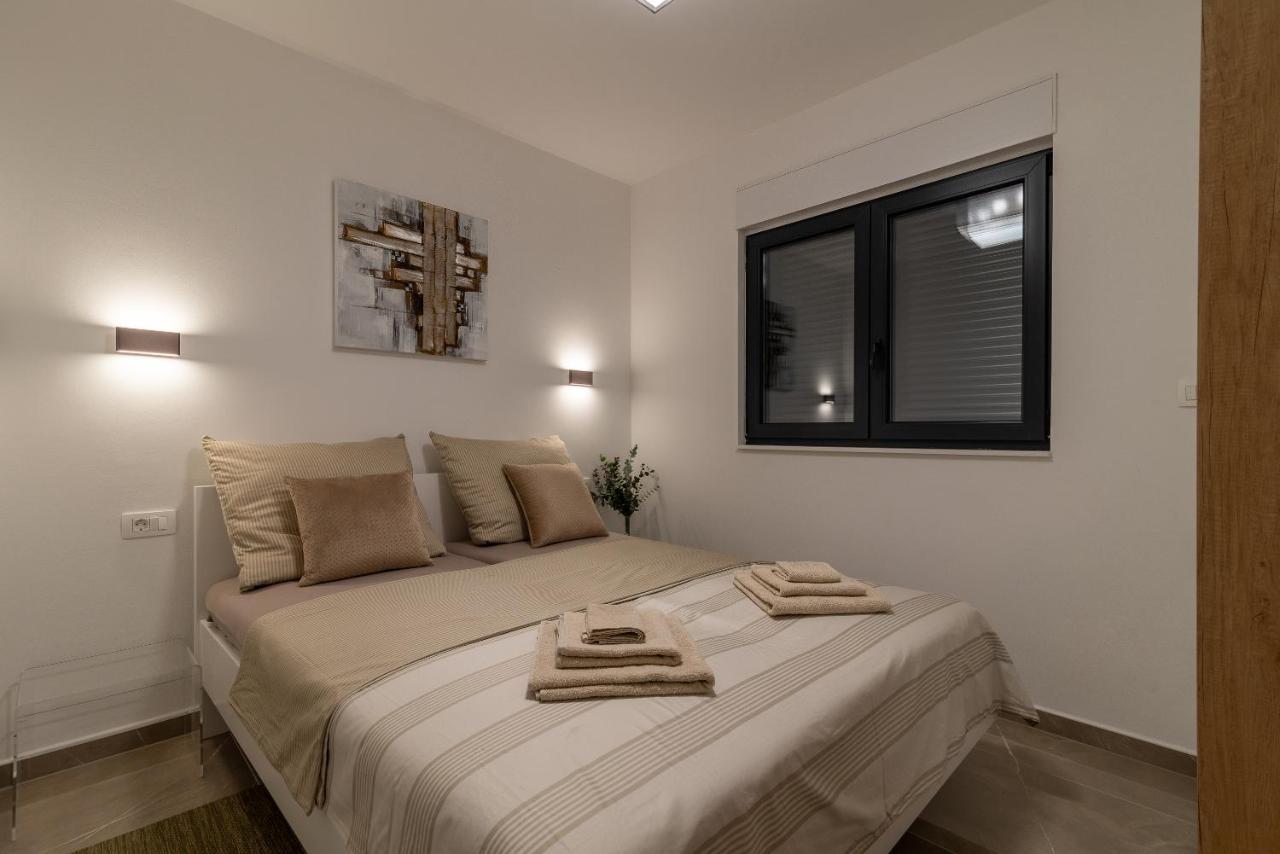 Poolside 2 Bedroom Ap. Mare Трогир Екстериор снимка