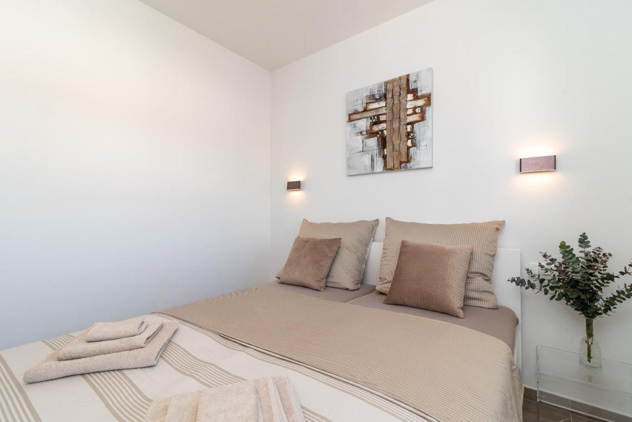 Poolside 2 Bedroom Ap. Mare Трогир Екстериор снимка