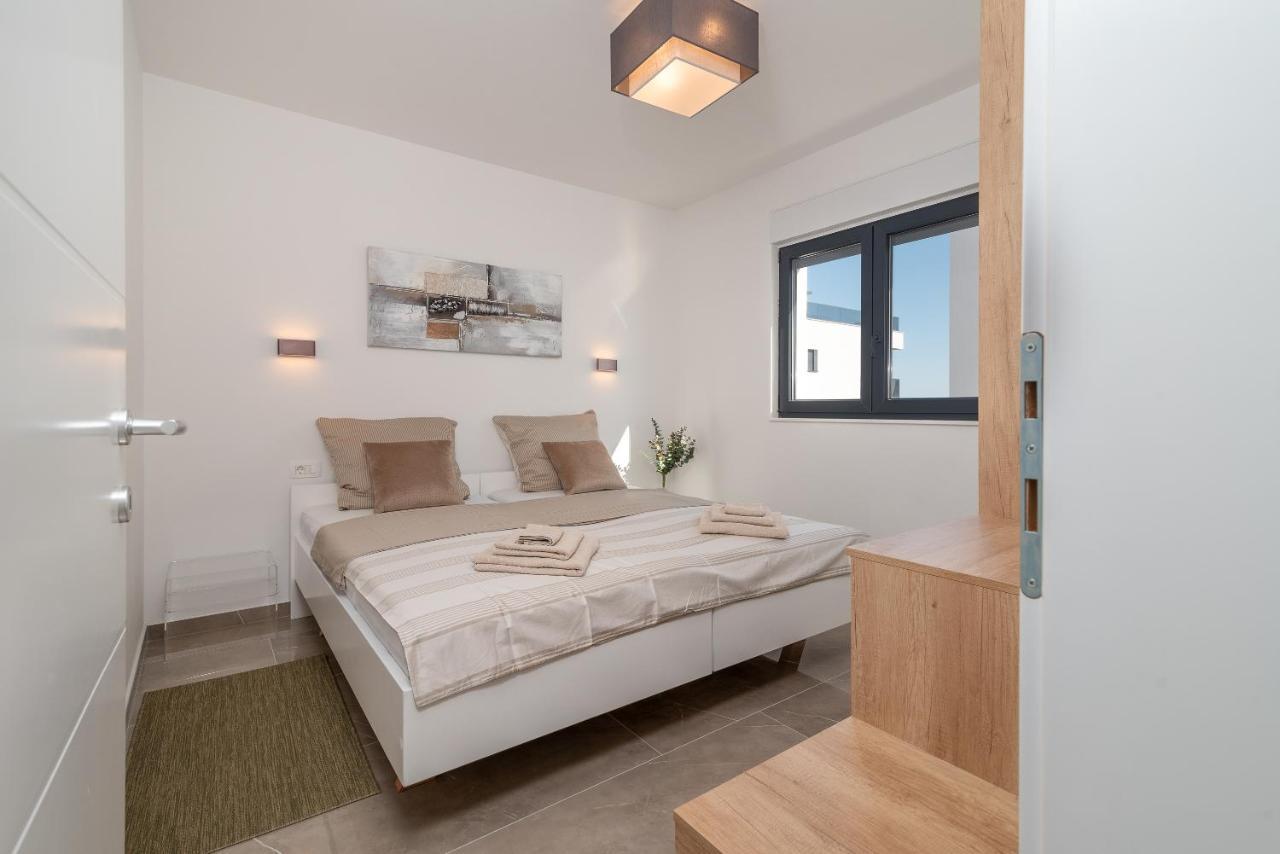 Poolside 2 Bedroom Ap. Mare Трогир Екстериор снимка