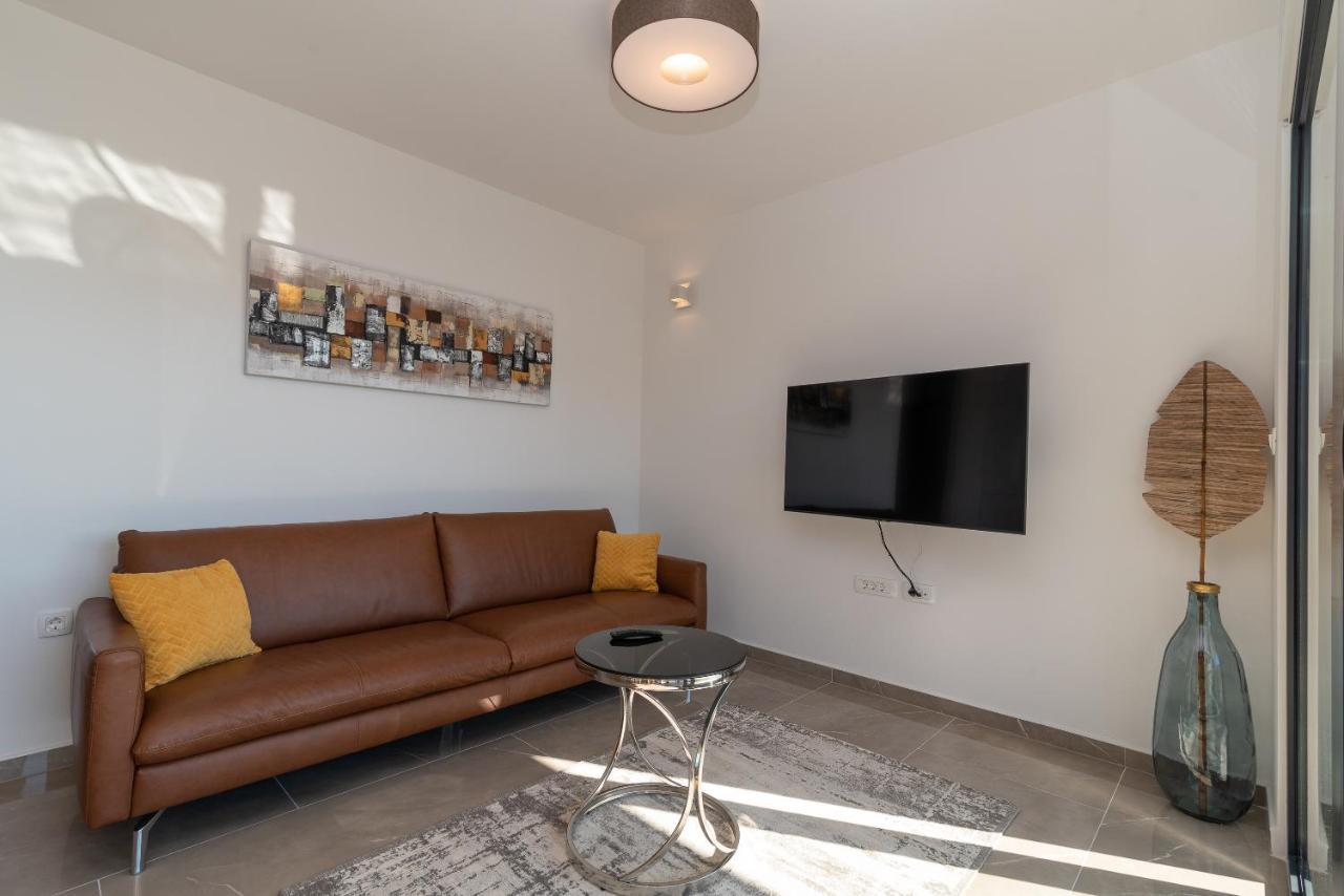 Poolside 2 Bedroom Ap. Mare Трогир Екстериор снимка