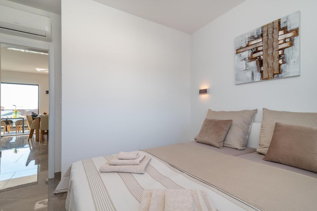 Poolside 2 Bedroom Ap. Mare Трогир Екстериор снимка