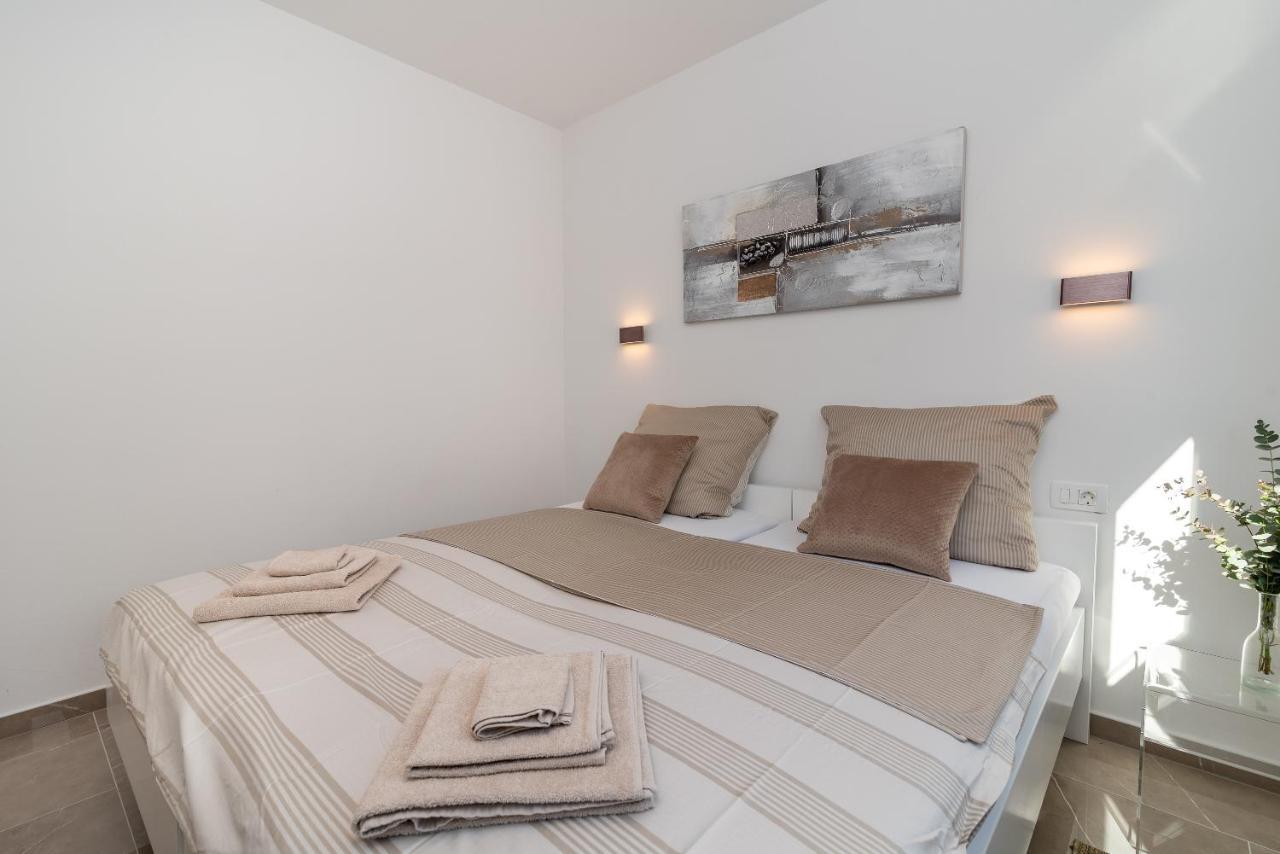 Poolside 2 Bedroom Ap. Mare Трогир Екстериор снимка