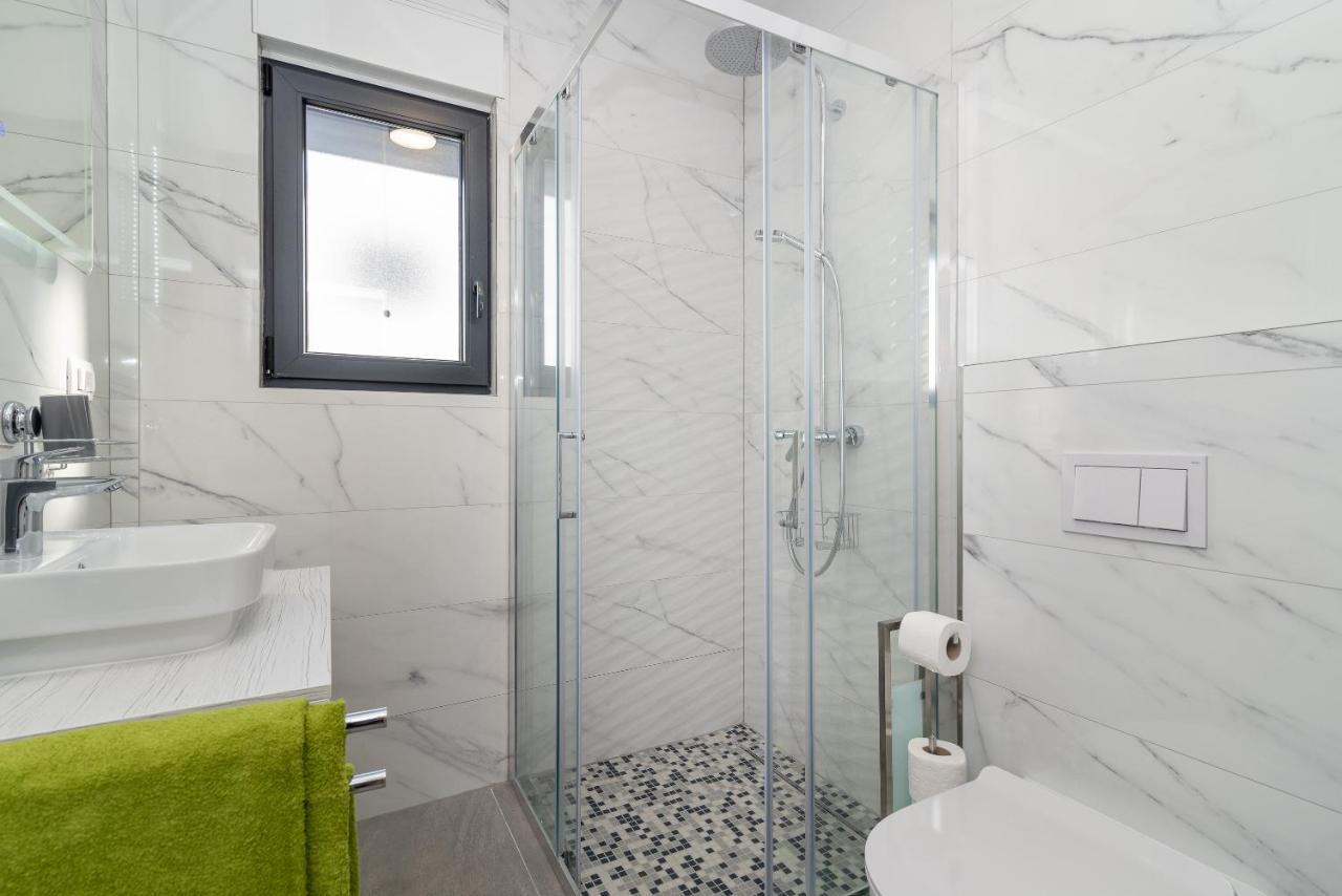 Poolside 2 Bedroom Ap. Mare Трогир Екстериор снимка