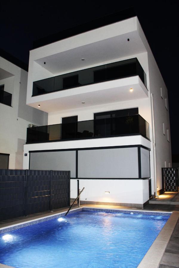 Poolside 2 Bedroom Ap. Mare Трогир Екстериор снимка