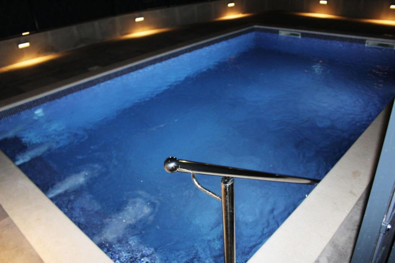 Poolside 2 Bedroom Ap. Mare Трогир Екстериор снимка